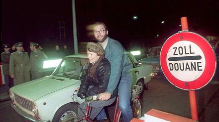 Aus einem anderen Land. Die Menschen, die nach dem Mauerfall den Westen erkundeten, erschienen als ein besonderes Völkchen. An diesem Bild hat sich nur wenig geändert.