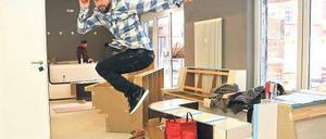 Flugtalent. Vartan Bassil gehört zu den Gründungsmitgliedern der Flying Steps und hüpft schon mal Probe in den neuen Räumen der Tanztruppe. Foto: Björn Kietzmann