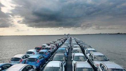 Exporterfolg. Global ausgerichtete Autohersteller wie Volkswagen, BMW oder Daimler können die Krise in Europa kompensieren. Foto: dpa