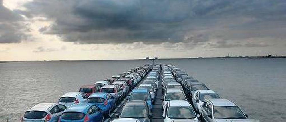 Exporterfolg. Global ausgerichtete Autohersteller wie Volkswagen, BMW oder Daimler können die Krise in Europa kompensieren. Foto: dpa