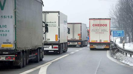 Lkw und Autos verursachen mehr Kosten als sie der Volkswirtschaft nutzen, geht aus einer aktuellen Verkehrsstudie hervor.
