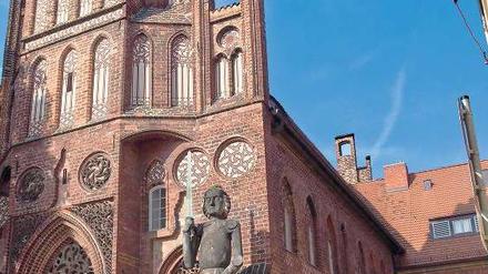 Wo Loriot herstammt. In Brandenburg/Havel erinnert vor dem Rathaus am Altstädtischen Markt im Moment nur eine Holzfigur an den Sohn und Ehrenbürger der Stadt. Foto: dpa/ZB