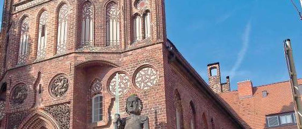Wo Loriot herstammt. In Brandenburg/Havel erinnert vor dem Rathaus am Altstädtischen Markt im Moment nur eine Holzfigur an den Sohn und Ehrenbürger der Stadt. Foto: dpa/ZB