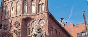 Wo Loriot herstammt. In Brandenburg/Havel erinnert vor dem Rathaus am Altstädtischen Markt im Moment nur eine Holzfigur an den Sohn und Ehrenbürger der Stadt. Foto: dpa/ZB
