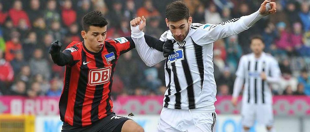 Alfredo Morales (l.) ersetzte den Gelbgesperrten Peer Kluge im zentralen Mittelfeld.
