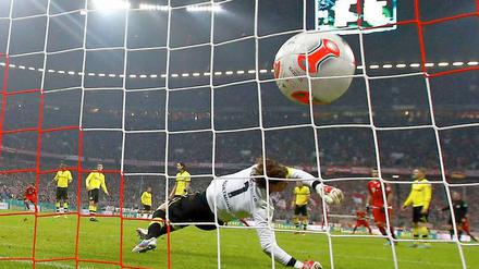 Drin. Arjen Robben trifft, Roman Weidenfeller streckt sich vergeblich.