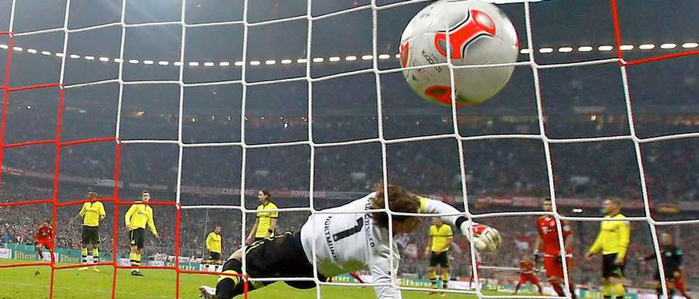 Drin. Arjen Robben trifft, Roman Weidenfeller streckt sich vergeblich.