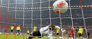 Drin. Arjen Robben trifft, Roman Weidenfeller streckt sich vergeblich.