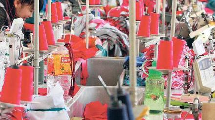 Unter Druck. In den Textilfabriken Chinas ist der Stress groß und die Bezahlung überschaubar. Viele Frauen vom Land finden hier ihren ersten Job, um T-Shirts zu produzieren, die dann für unter fünf Euro auf europäischen Märkten verkauft werden. 