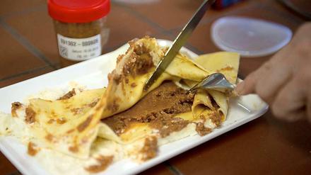 In einem Labor in Niedersachsen wird eine Lasagne auf Pferdefleisch untersucht.