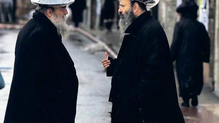Was macht heute bloß der Himmel? Im Jerusalemer Stadtviertel Mea Shearim, der Hochburg der Ultraorthodoxen. Foto: Baz Ratner / Reuters