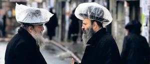 Was macht heute bloß der Himmel? Im Jerusalemer Stadtviertel Mea Shearim, der Hochburg der Ultraorthodoxen. Foto: Baz Ratner / Reuters