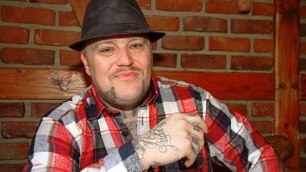 Ich, selbst gezeichnet. Er will nicht wie jeder aussehen, sagt Hagen Stoll, nicht nur ein Teil des Kollektivs sein wie früher in Marzahn. Daher sein Hang zu Tattoos, zur Bühne, zur wilden Vita, zur großen Geste, zum dicken Auto, zum starken Wort.