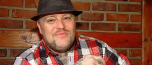 Ich, selbst gezeichnet. Er will nicht wie jeder aussehen, sagt Hagen Stoll, nicht nur ein Teil des Kollektivs sein wie früher in Marzahn. Daher sein Hang zu Tattoos, zur Bühne, zur wilden Vita, zur großen Geste, zum dicken Auto, zum starken Wort.