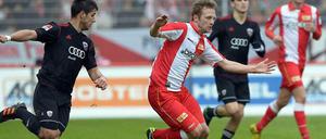 Union-Außenverteidiger Björn Kopplin (r.) im Zweikampf mit Ingolstadts Alper Uludag.