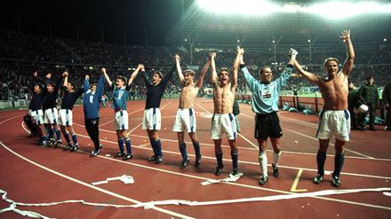 Hände hoch. Die Helden der Hertha im vollen Stadion ohne Dach (fünfter von rechts: Michael Preetz).