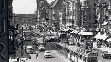 Die 50er Jahre. Damals fuhren Straßenbahnen durch die Schlossstraße. Hinten rechts ist der Turm des alten Rathauses Steglitz zu sehen.