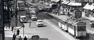 Die 50er Jahre. Damals fuhren Straßenbahnen durch die Schlossstraße. Hinten rechts ist der Turm des alten Rathauses Steglitz zu sehen.