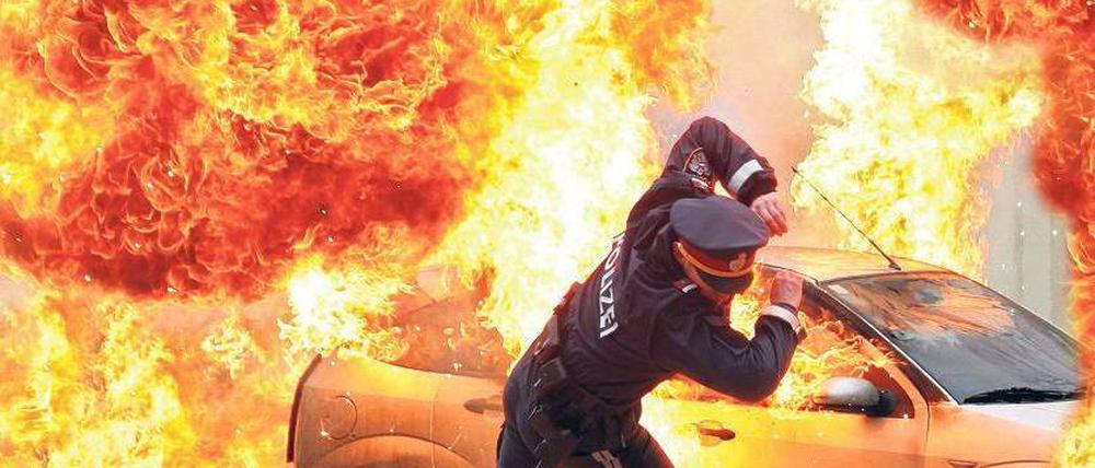 Ein Auto fliegt vorm Wiener Palais Liechtenstein in die Luft, dabei stirbt ein junger Internetunternehmer mit irakischen Wurzeln. Galt das Attentat tatsächlich ihm? Oder doch einem US-Diplomaten? Das österreichische „Tatort“-Team ermittelt. Foto: RBB/ORF