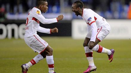Schrei, wenn Du kannst. Arthur Boka (r., im Bild mit Ibrahima Traoré) kann, denn er hat soeben das 1:0 für den VfB Stuttgart in Genk erzielt. 