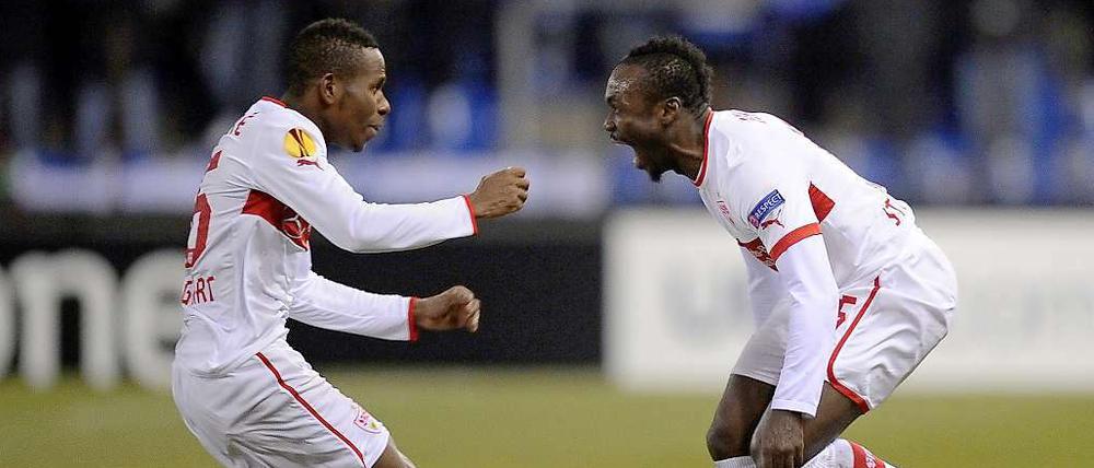 Schrei, wenn Du kannst. Arthur Boka (r., im Bild mit Ibrahima Traoré) kann, denn er hat soeben das 1:0 für den VfB Stuttgart in Genk erzielt. 