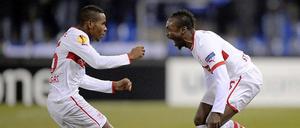 Schrei, wenn Du kannst. Arthur Boka (r., im Bild mit Ibrahima Traoré) kann, denn er hat soeben das 1:0 für den VfB Stuttgart in Genk erzielt.
