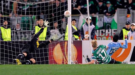 Schon wieder drin. Lazios Alvaro Gonzalez (r.) trifft zum 2:0 für die Römer gegen Mönchengladbach.