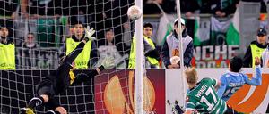 Schon wieder drin. Lazios Alvaro Gonzalez (r.) trifft zum 2:0 für die Römer gegen Mönchengladbach.