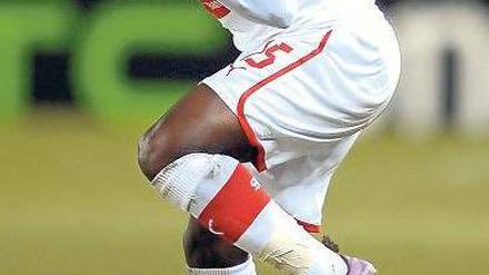 Hoch das Bein. Der Stuttgarter Boka feiert sein Tor auf besondere Weise. Foto: AFP