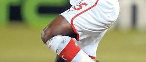 Hoch das Bein. Der Stuttgarter Boka feiert sein Tor auf besondere Weise. Foto: AFP