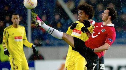 Bein hoch, Augen zu. Hannovers da Silva Pinto (r.) ist in dieser Szene vor Gegenspieler Willian am Ball.