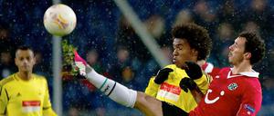 Bein hoch, Augen zu. Hannovers da Silva Pinto (r.) ist in dieser Szene vor Gegenspieler Willian am Ball.