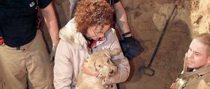 Da war die Freude noch groß. Für die Rettung des Hundes, der es nicht mehr aus dem Dachsbau heraus schaffte, stellt die Feuerwehr nun eine hohe Rechnung.