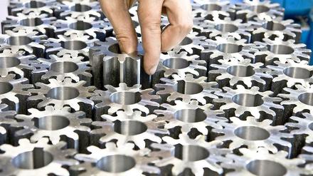 Fallende Exporte und sinkende Investitionen haben die deutsche Wirtschaft zum Jahresende so stark schrumpfen lassen wie seit dem Höhepunkt der weltweiten Finanzkrise nicht mehr.