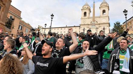 Fans von Borussia Mönchengladbach feiern auf der Spanischen Treppe in Rom.