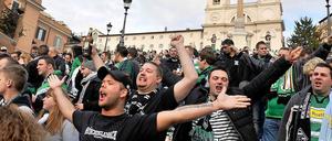 Fans von Borussia Mönchengladbach feiern auf der Spanischen Treppe in Rom.