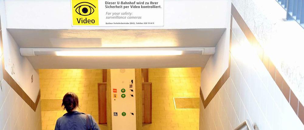 Nicht ganz allein. Auf den Bahnhöfen der BVG ist die Videoüberwachung Standard. Beobachtet werden mindestens die Bahnsteige und die Notrufsäule, vereinzelt auch die Zugänge.
