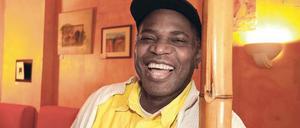 VERMITTLER ZWISCHEN DEN KULTUREN. Oumar Diallo, 57, Ehrenamtler aus Mitte, im Afrika-Haus in Moabit.