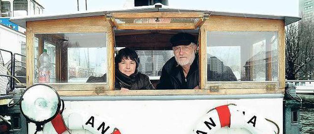 Hoffen auf Rettung. Ute und Michael Brodthagen haben ihren historischen Eisbrecher „Anna“ aufwändig restauriert. Seit 2002 schippern sie Ausflugsgesellschaften durch Berlin. Wegen der neuen Charterregeln könnte es damit jedoch bald vorbei sein.