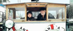 Hoffen auf Rettung. Ute und Michael Brodthagen haben ihren historischen Eisbrecher „Anna“ aufwändig restauriert. Seit 2002 schippern sie Ausflugsgesellschaften durch Berlin. Wegen der neuen Charterregeln könnte es damit jedoch bald vorbei sein. 