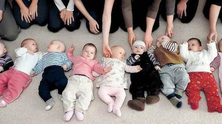 Babyalarm. Damit die Kleinen sicher auf die Welt kommen, ist bei jeder Geburt eine Hebamme dabei. Sie arbeiten freiberuflich oder sind in Kliniken angestellt. Foto: dpa