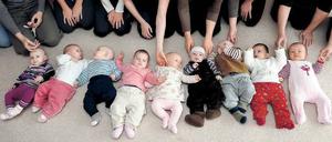 Babyalarm. Damit die Kleinen sicher auf die Welt kommen, ist bei jeder Geburt eine Hebamme dabei. Sie arbeiten freiberuflich oder sind in Kliniken angestellt. Foto: dpa