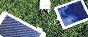 Kraftwerk. Das mobile Ladegerät bekommt Strom vom Solarmodul und liefert ihn an Tablets oder Smartphones. 