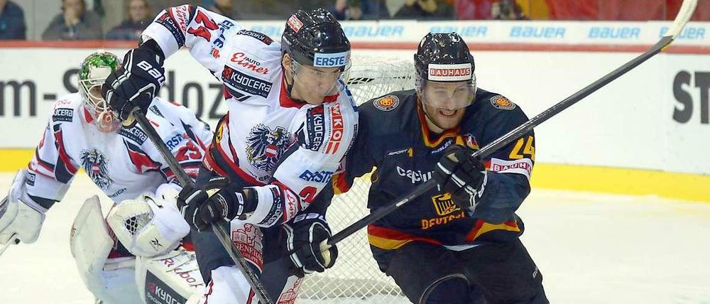 Österreichs Florian Iberer (l.) und der Deutsche Andre Rankel im Zweikampf.