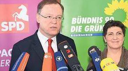 Politische Partner: Der designierte Ministerpräsident Stephan Weil (SPD) und Grünen-Spitzenkandidatin Anja Piel. Foto: dpa