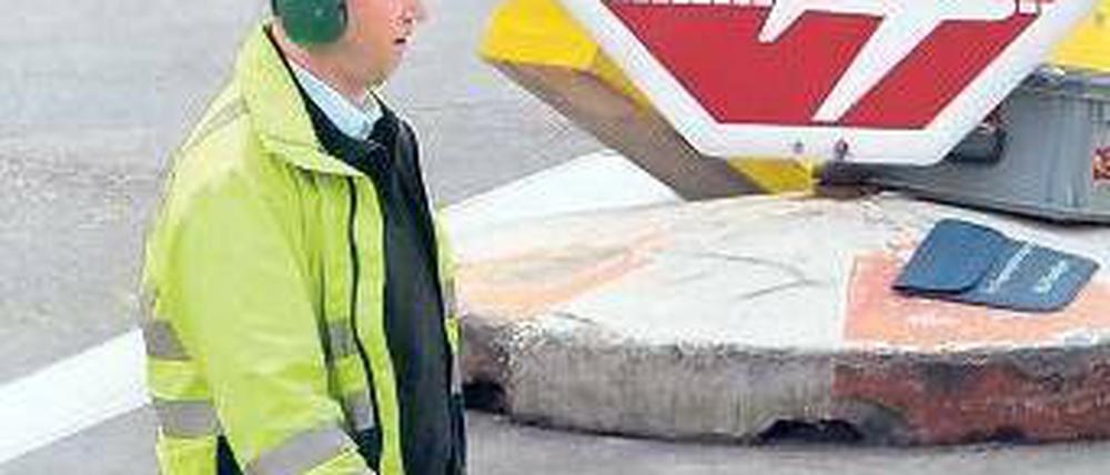 Bald wieder eingefangen? Die Vorfeldeinweiser gehören zur Gewerkschaft der Flugsicherung. Die vertritt die Interessen einer kleinen Spezialistengruppe. Foto: Boris Roessler/dpa