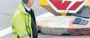 Bald wieder eingefangen? Die Vorfeldeinweiser gehören zur Gewerkschaft der Flugsicherung. Die vertritt die Interessen einer kleinen Spezialistengruppe. Foto: Boris Roessler/dpa