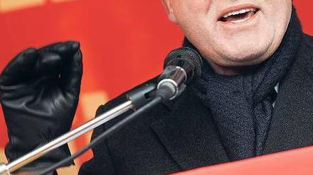 Harte Zeiten. Mit einer gebrochenen Schulter kehrte Gregor Gysi am Wochenende aus dem Skiurlaub zurück – und sieht sich mit neuen alten Vorwürfen konfrontiert. 