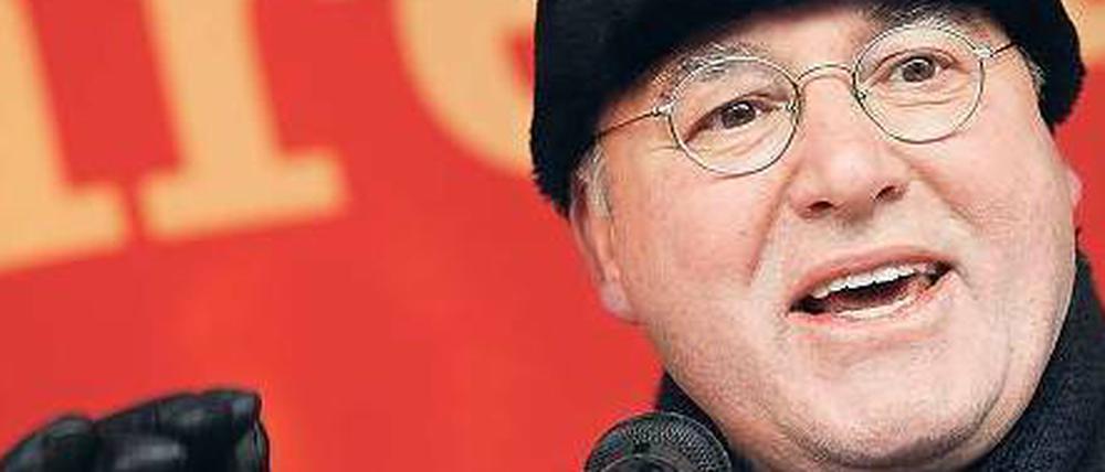 Harte Zeiten. Mit einer gebrochenen Schulter kehrte Gregor Gysi am Wochenende aus dem Skiurlaub zurück – und sieht sich mit neuen alten Vorwürfen konfrontiert. 