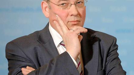 Gerald Hörster wurde 1957 in Wuppertal geboren und studierte an der Ruhr-Universität Bochum Rechtswissenschaft. Bevor er 2009 die Leitung des Eisenbahn-Bundesamtes übernahm, war er im Bundesverkehrsministerium tätig.
